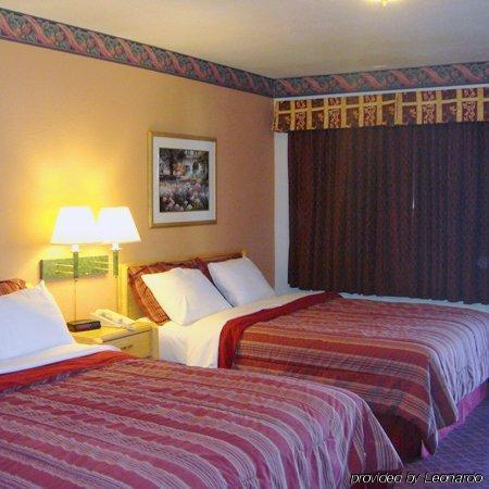 Muir Lodge Motel Martinez Room photo